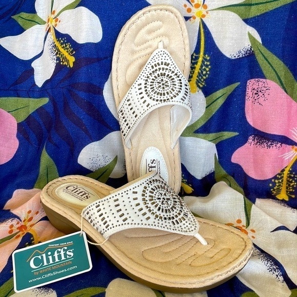 Brand New Cliffs Cienna Cushioned Footbed Low Wedge Thong Sandals Stone Design - Picture 13 of 13
